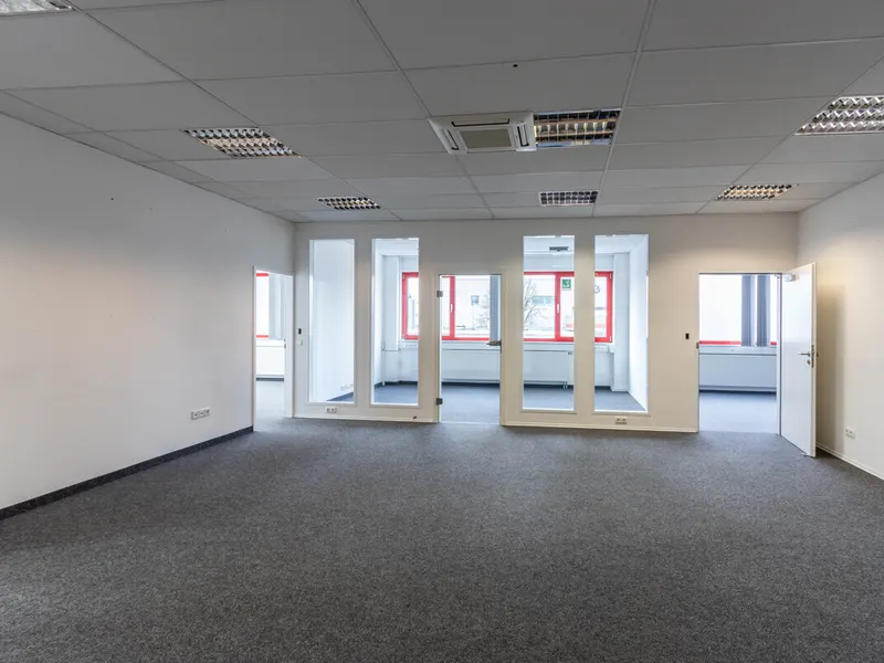 Helle Büroräume mit guter Anbindung an die A9