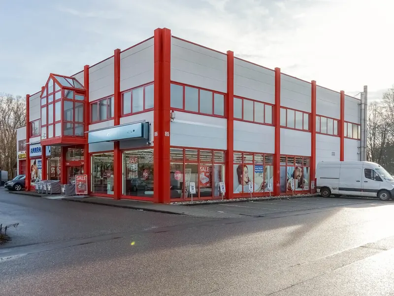 Helle Büroräume mit guter Anbindung an die A9