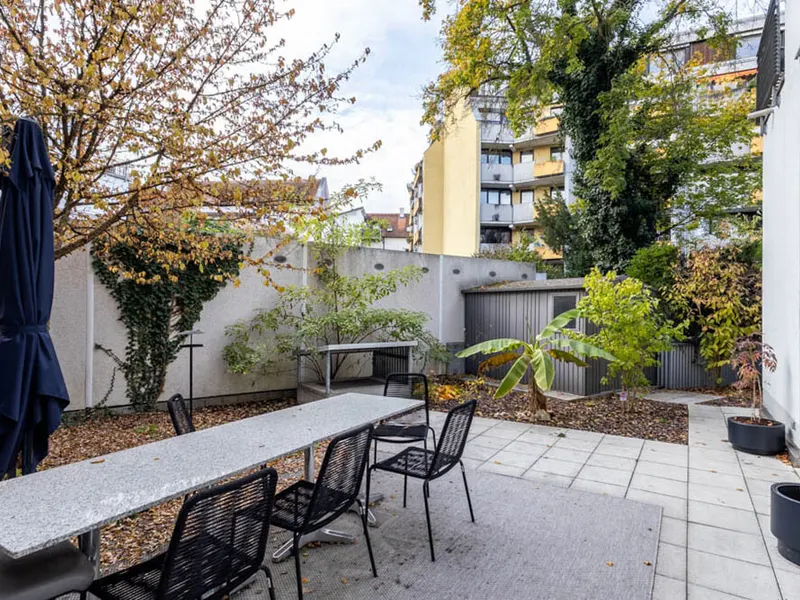 Rarität in der Innenstadt: Erdgeschossfläche mit Garten und Tiefgaragenstellplätzen