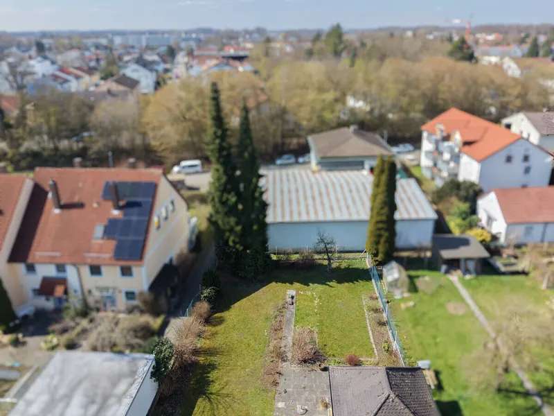 Attraktives Baugrundstück in geschützter Hinterlage