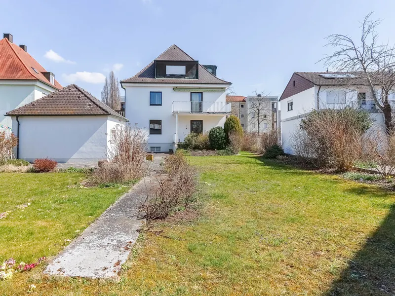 Attraktives Baugrundstück in geschützter Hinterlage