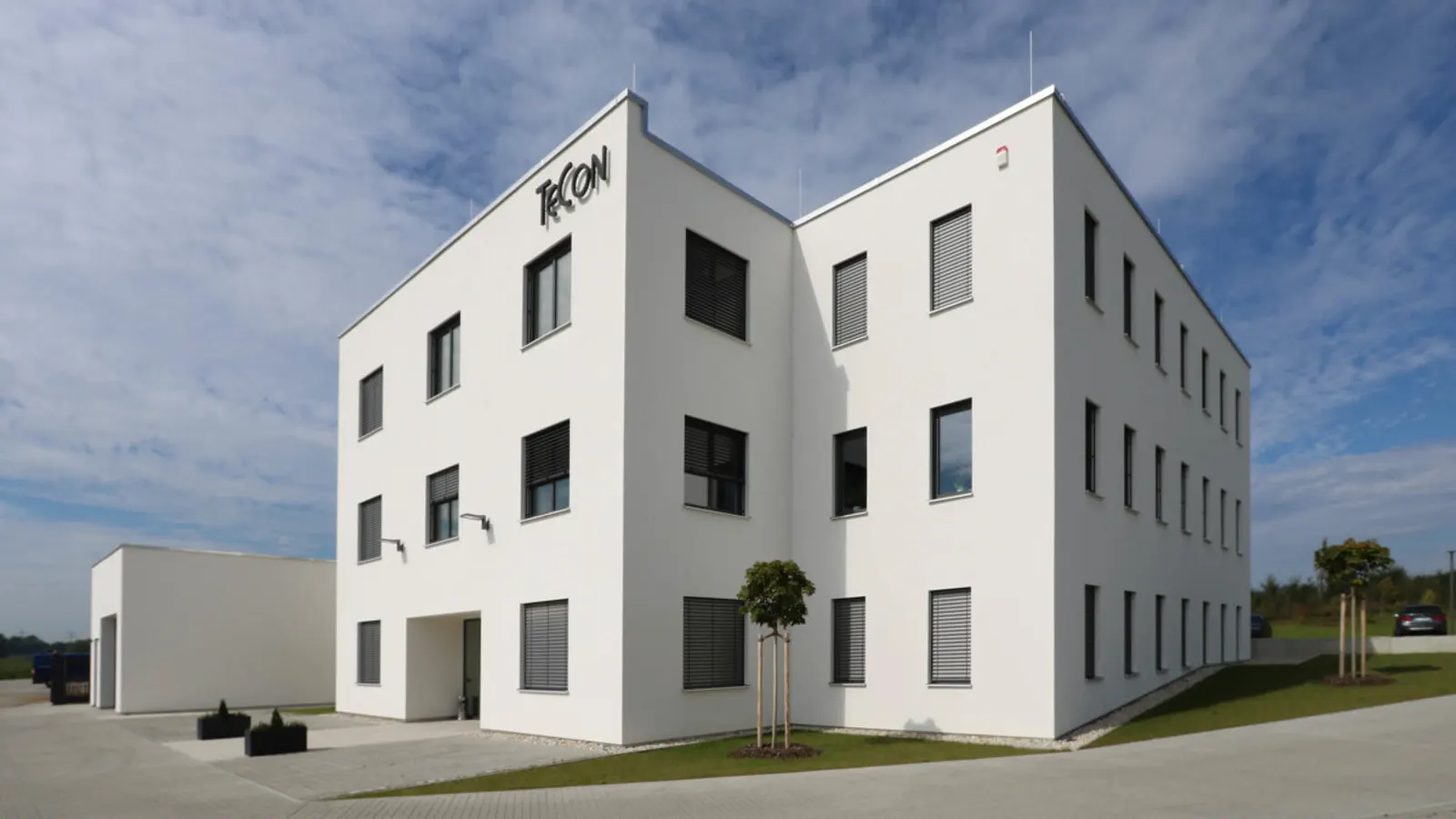 Modernes Bürogebäude mit Werkstatt im Gewerbegebiet Kösching - Bild 1