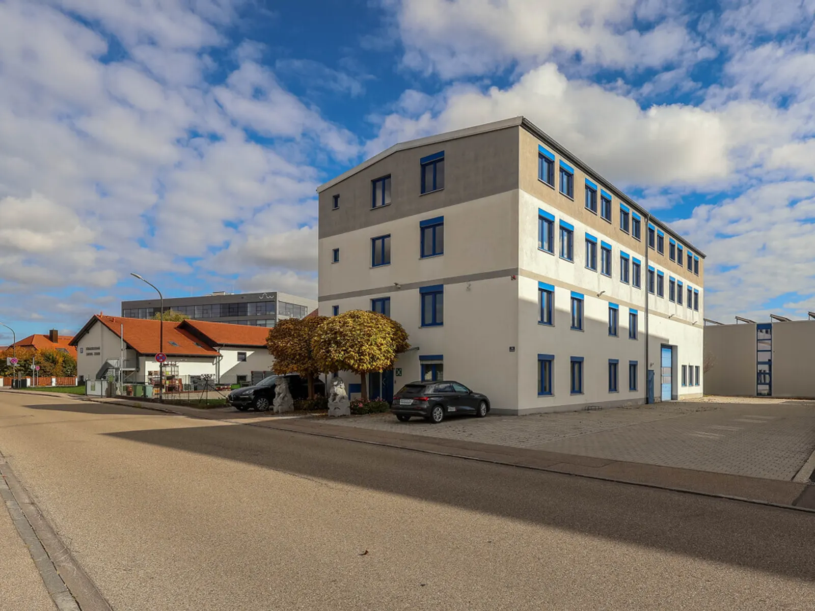 Gepflegtes Geschäftshaus mit Halle in Gaimersheim - Bild 1