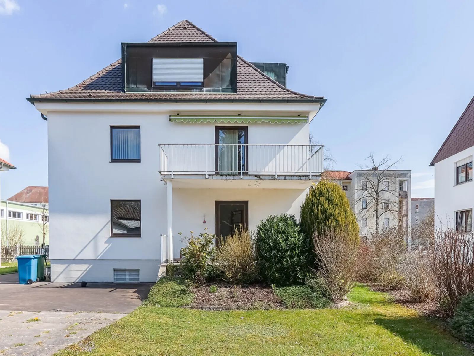 Dreifamilienhaus mit Hinterliegergrundstück in Ingolstadt-Süd - Bild 1