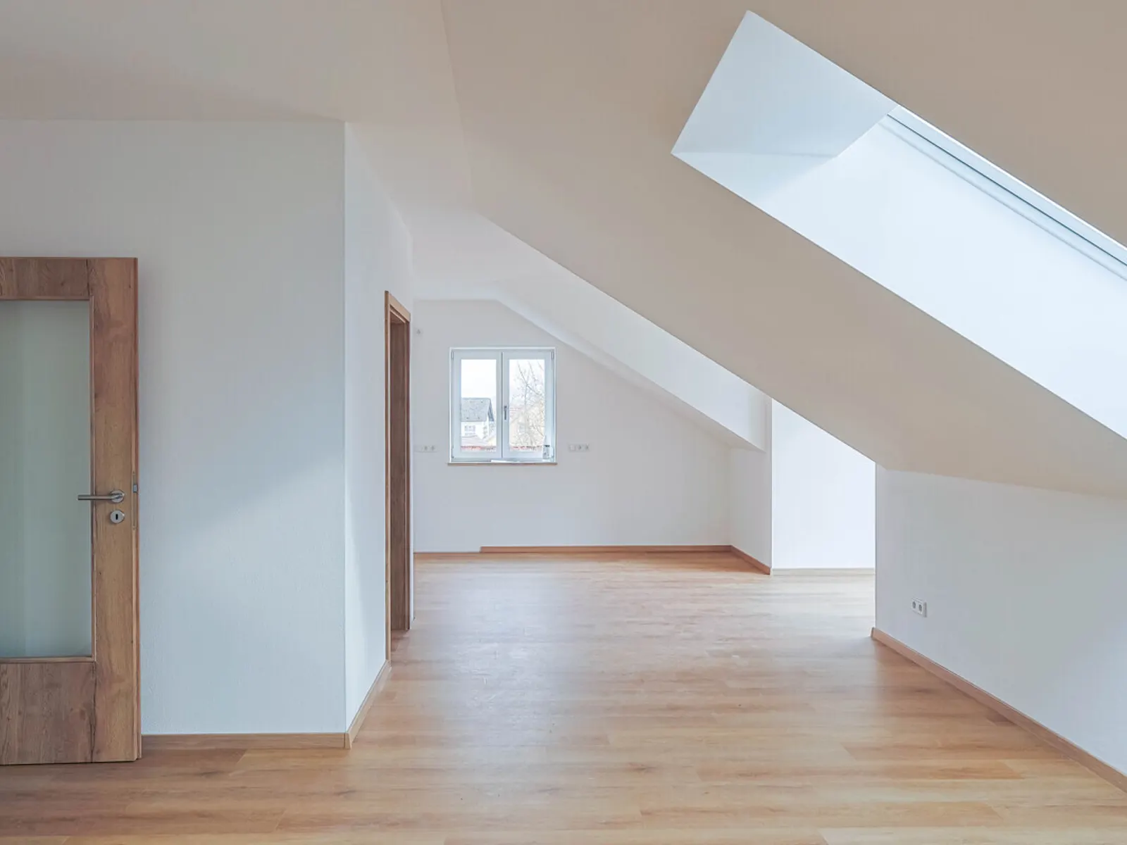 Stilvoller Neubau-Erstbezug mit 3 Zimmern und Balkon - Bild 1