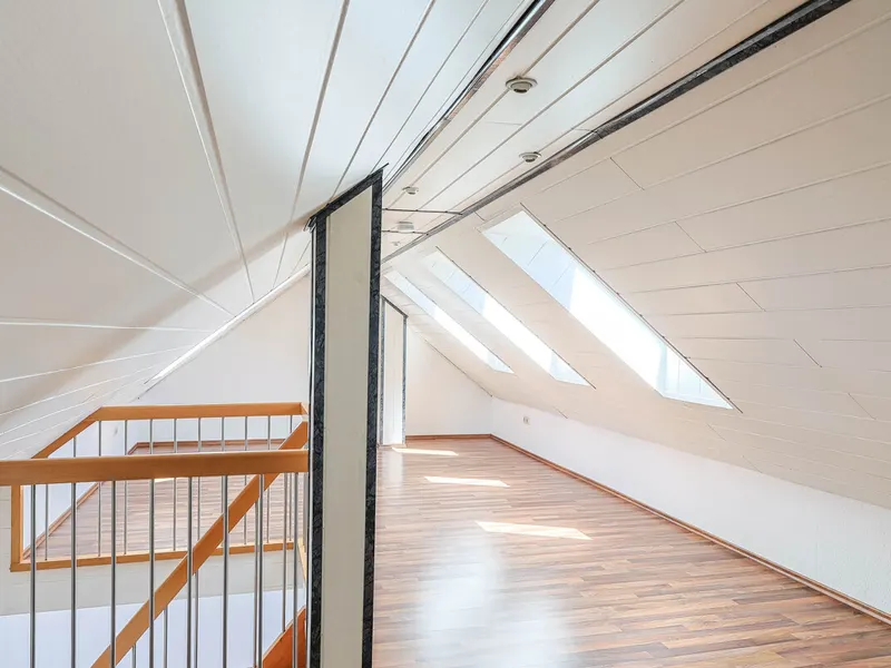 Lichtdurchflutete 3-Zimmer-Wohnung mit ausgebautem Dachboden
