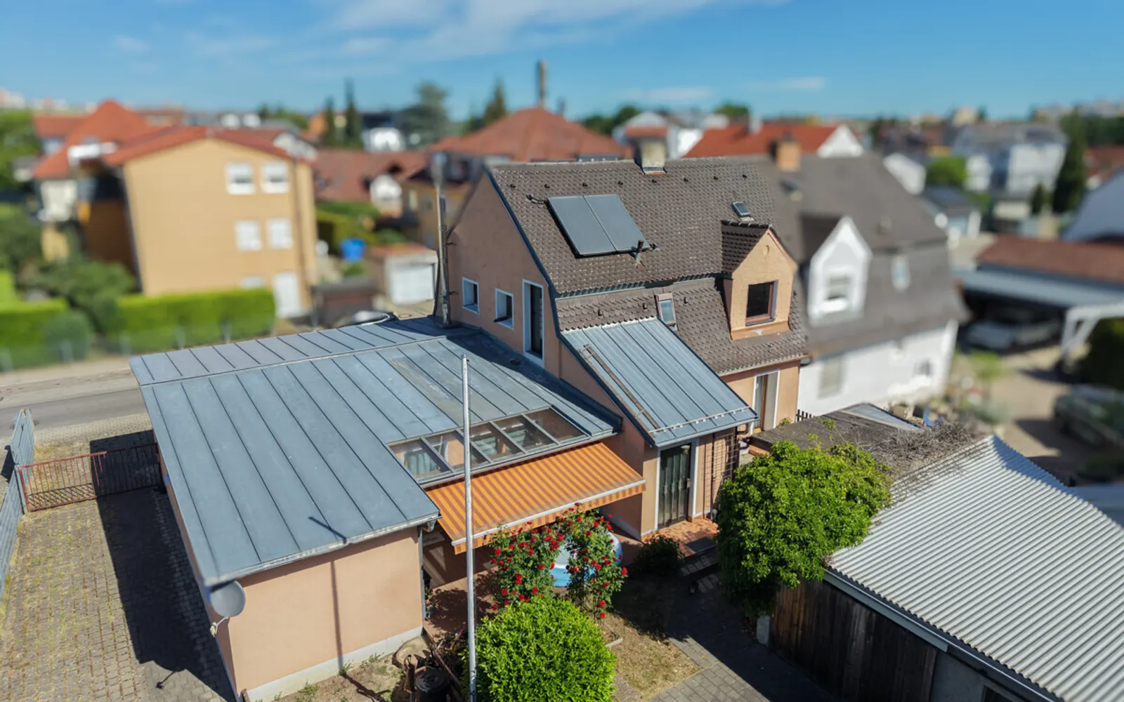 Kapitalanlage und Entwicklungspotenzial vereint – teilvermietetes Zweifamilienhaus in ruhiger Lage! - Bild 2