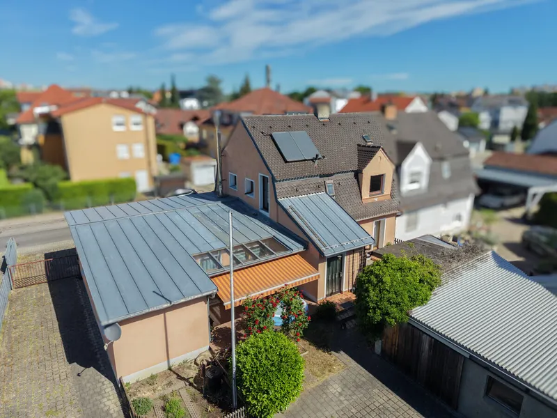 Kapitalanlage und Entwicklungspotenzial vereint – teilvermietetes Zweifamilienhaus in ruhiger Lage!