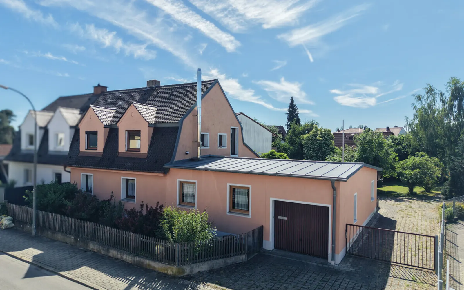 Kapitalanlage und Entwicklungspotenzial vereint – teilvermietetes Zweifamilienhaus in ruhiger Lage! - Bild 1