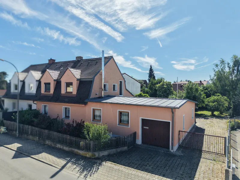 Kapitalanlage und Entwicklungspotenzial vereint – teilvermietetes Zweifamilienhaus in ruhiger Lage!