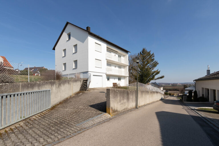 Topgepflegtes Zweifamilienhaus mit Bauplatz