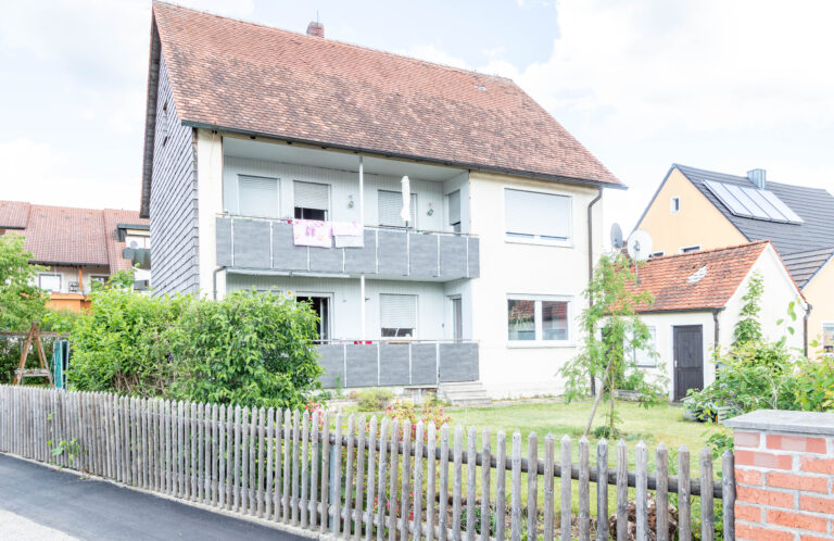 Älteres Zweifamilienhaus in ruhiger Lage