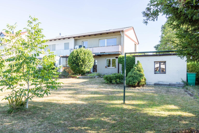 Ältere Doppelhaushälfte mit großem Garten in Lenting